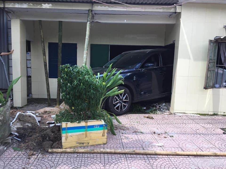Nam thanh niên Thái Bình lùi xe Mazda CX-5 sập tường nhà bố mẹ - Ảnh 2. Nam thanh niên Thái Bình lùi xe Mazda CX-5 sập tường nhà bố mẹ - Ảnh 2.