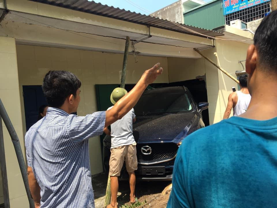 Nam thanh niên Thái Bình lùi xe Mazda CX-5 sập tường nhà bố mẹ - Ảnh 3. Nam thanh niên Thái Bình lùi xe Mazda CX-5 sập tường nhà bố mẹ - Ảnh 3.