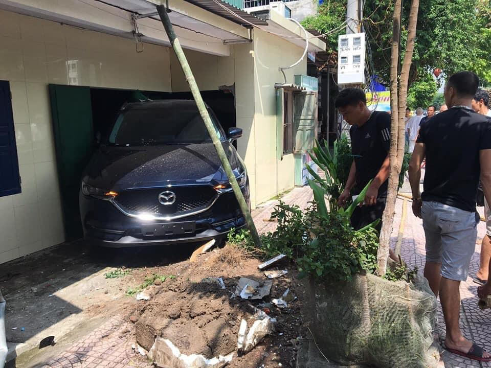 Nam thanh niên Thái Bình lùi xe Mazda CX-5 sập tường nhà bố mẹ - Ảnh 1. Nam thanh niên Thái Bình lùi xe Mazda CX-5 sập tường nhà bố mẹ - Ảnh 1.