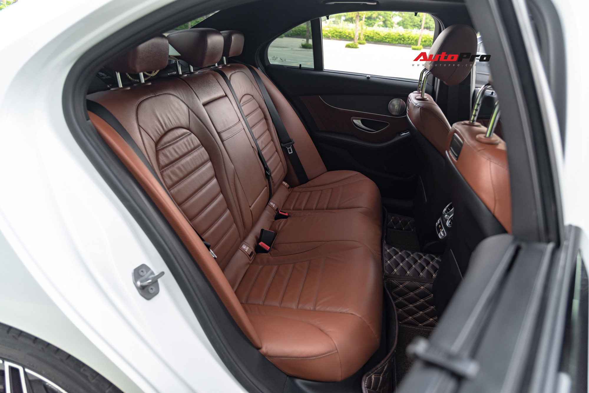 Đại gia Quảng Ninh bán Mercedes-Benz C300 AMG 2019 chỉ sau 6 tháng đăng kí với giá bất ngờ - Ảnh 9.