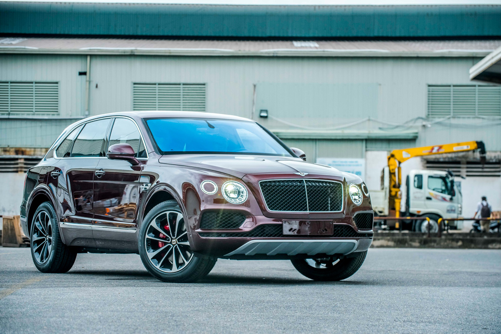 Khám phá cách ‘chơi’ Bentley Bentayga hàng độc của đại gia Việt - Ảnh 1. Khám phá cách ‘chơi’ Bentley Bentayga hàng độc của đại gia Việt - Ảnh 1.