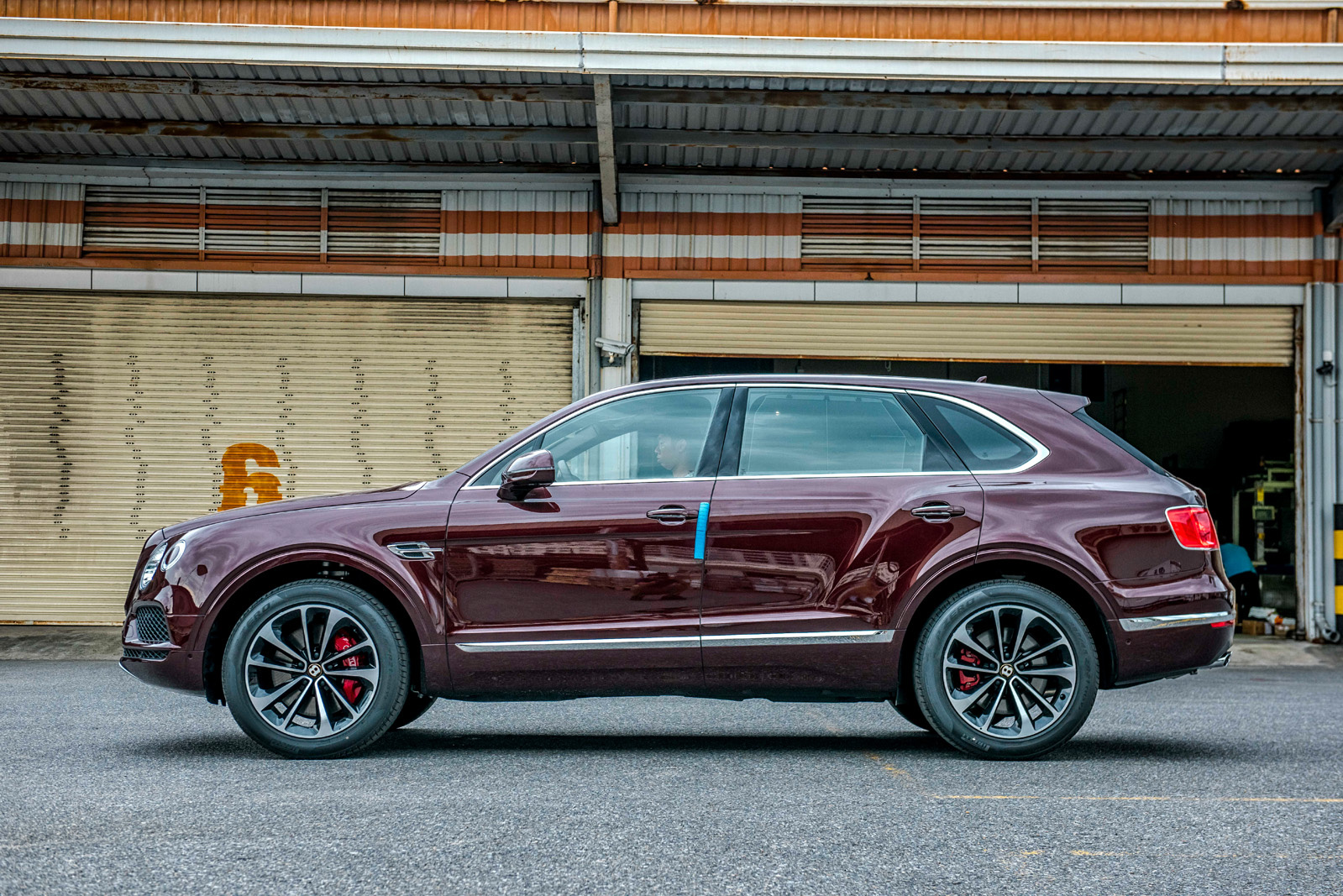 Khám phá cách ‘chơi’ Bentley Bentayga hàng độc của đại gia Việt - Ảnh 2. Khám phá cách ‘chơi’ Bentley Bentayga hàng độc của đại gia Việt - Ảnh 2.