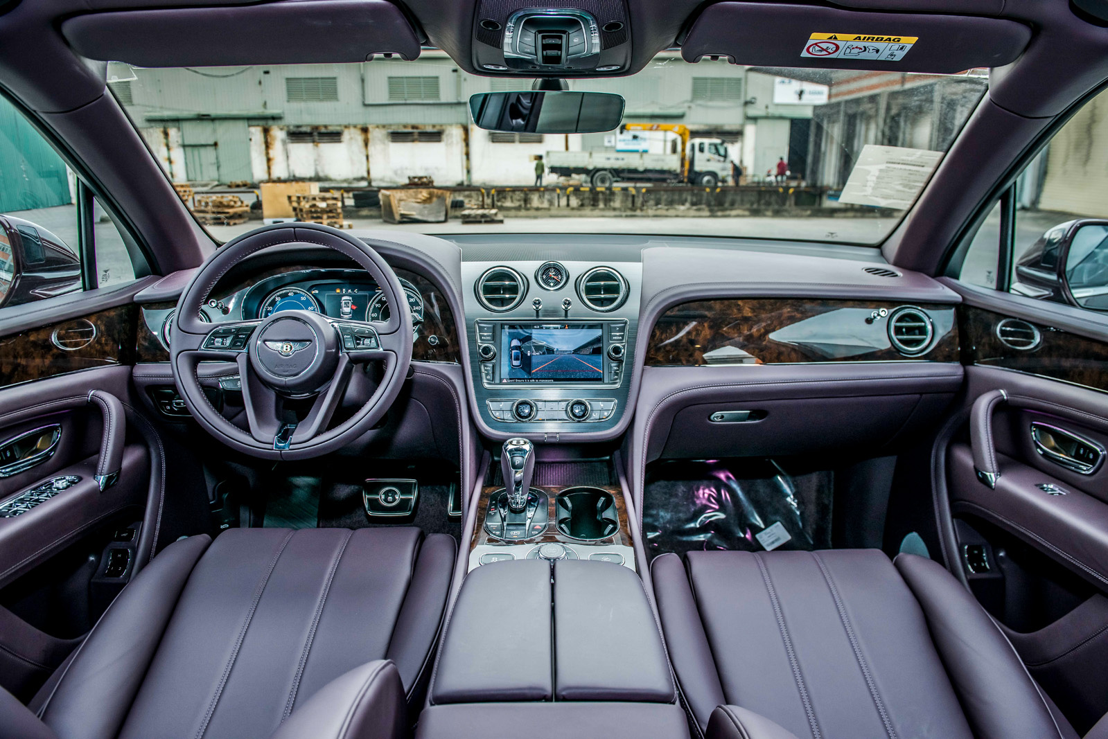 Khám phá cách ‘chơi’ Bentley Bentayga hàng độc của đại gia Việt - Ảnh 3. Khám phá cách ‘chơi’ Bentley Bentayga hàng độc của đại gia Việt - Ảnh 3.