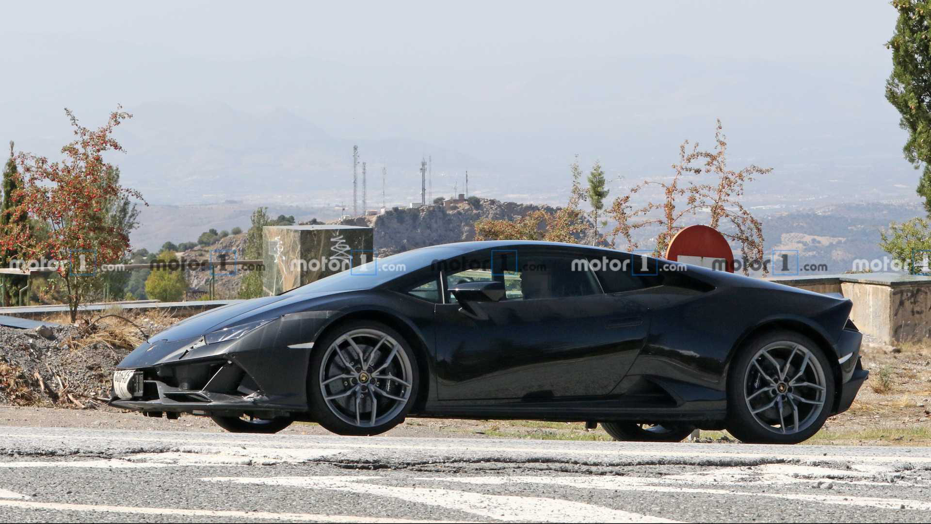 Lamborghini Huracan chạy thử với nhiều chi tiết đáng ngờ - Ảnh 3.