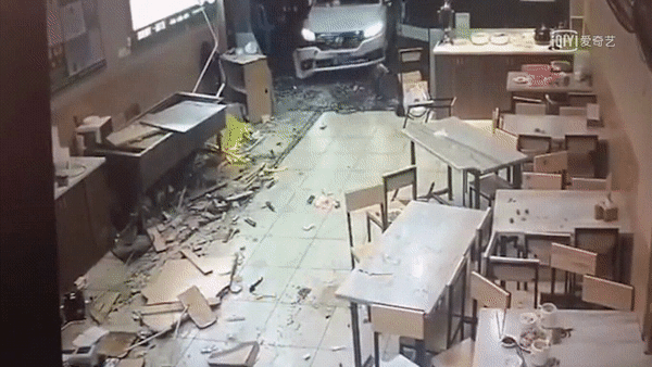 Ô tô điên bất ngờ tông vào quán ăn khiến nhiều người bị thương, tài xế chưa nhận ra sai lầm còn lùi xe tông thêm lần nữa - Ảnh 3. Ô tô điên bất ngờ tông vào quán ăn khiến nhiều người bị thương, tài xế chưa nhận ra sai lầm còn lùi xe tông thêm lần nữa - Ảnh 3.