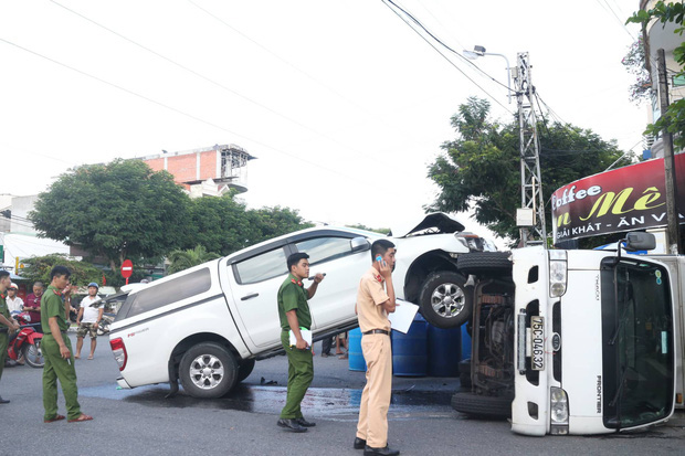 Xe bán tải đâm lật xe tải như phim hành động - Ảnh 1.