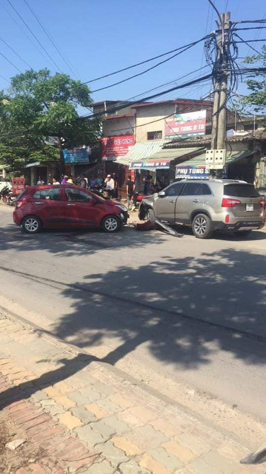 Hiện trường vụ tai nạn khiến phố Hà Nội xôn xao chiều Chủ Nhật - Ảnh 2.