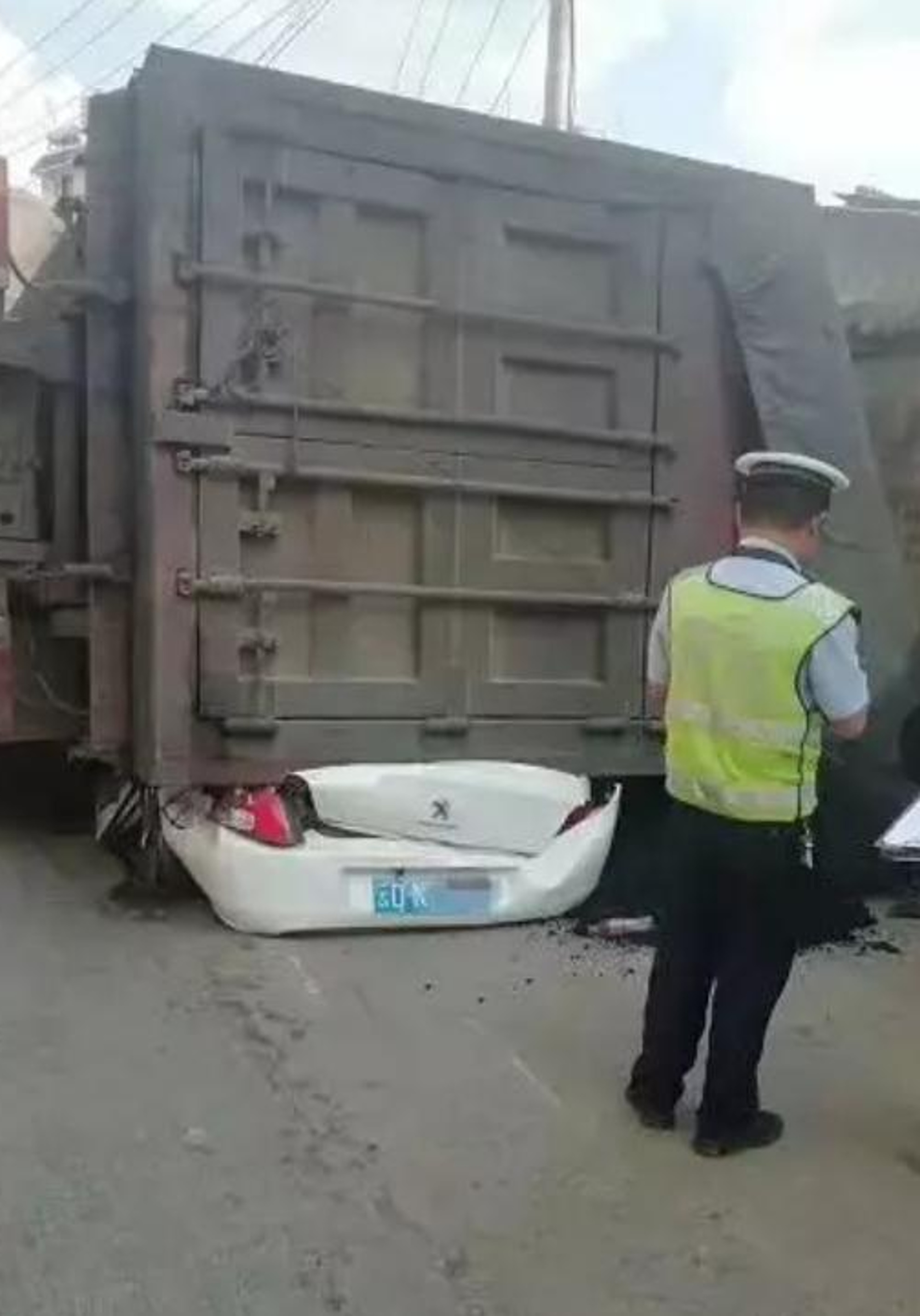 Người đàn ông sống sót thần kỳ sau 4 tiếng nằm dưới xe container 80 tấn - Ảnh 3. Người đàn ông sống sót thần kỳ sau 4 tiếng nằm dưới xe container 80 tấn - Ảnh 3.