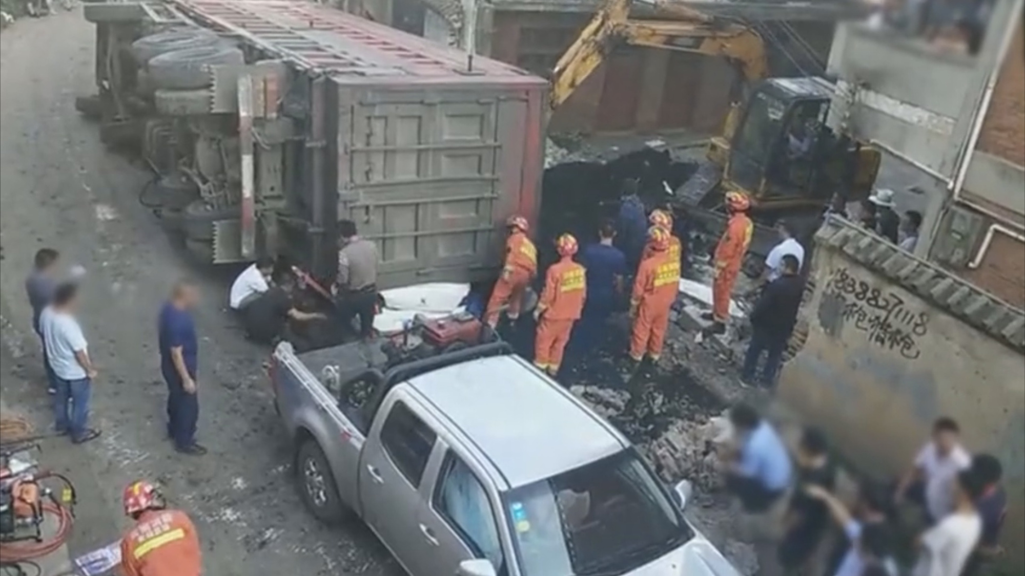 Người đàn ông sống sót thần kỳ sau 4 tiếng nằm dưới xe container 80 tấn - Ảnh 1. Người đàn ông sống sót thần kỳ sau 4 tiếng nằm dưới xe container 80 tấn - Ảnh 1.
