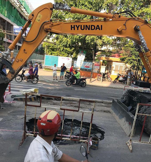 Sau tiếng nổ lớn, hố “tử thần” xuất hiện liên tiếp nuốt chửng đất đá trên đường phố Sài Gòn - Ảnh 4.