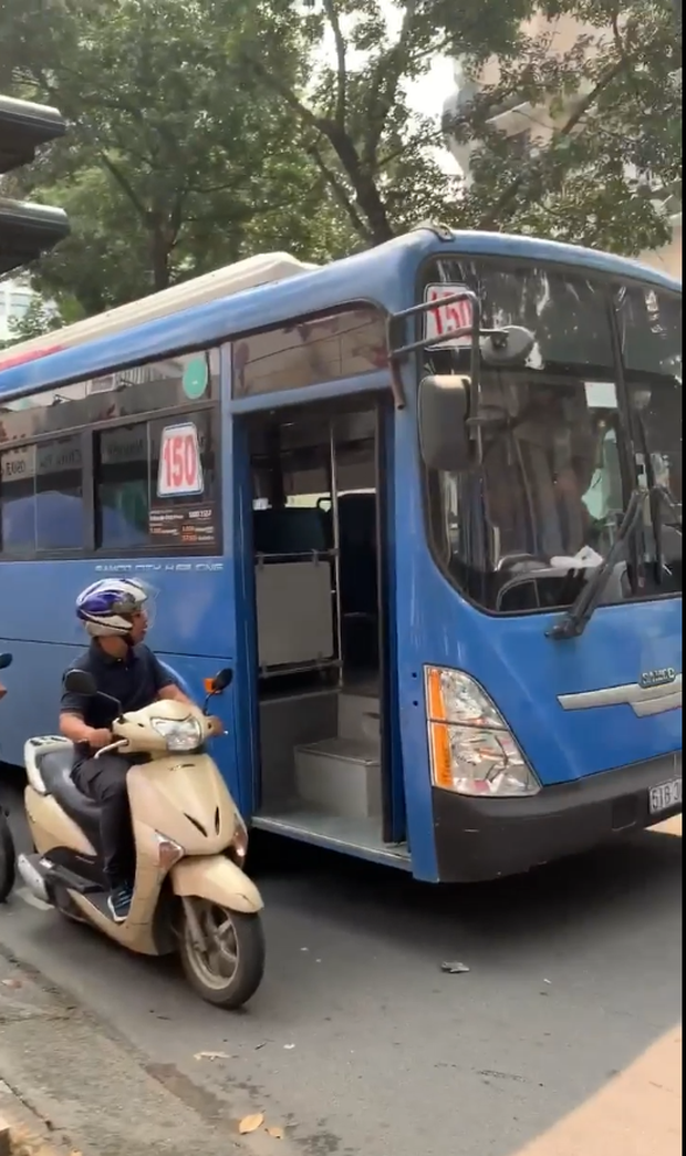 Đình chỉ tài xế xe buýt bấm còi, ép xe máy, phun nước bọt ở trung tâm Sài Gòn - Ảnh 1. Đình chỉ tài xế xe buýt bấm còi, ép xe máy, phun nước bọt ở trung tâm Sài Gòn - Ảnh 1.
