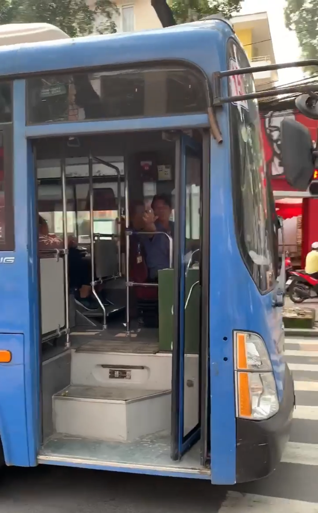 Đình chỉ tài xế xe buýt bấm còi, ép xe máy, phun nước bọt ở trung tâm Sài Gòn - Ảnh 2. Đình chỉ tài xế xe buýt bấm còi, ép xe máy, phun nước bọt ở trung tâm Sài Gòn - Ảnh 2.