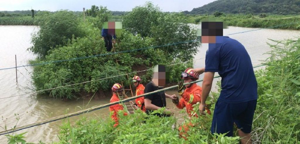 Nhận xe sang Maserati 3 tiếng, hí hứng khoe đồng nghiệp và cái kết bị chính đồng nghiệp lái xe lao xuống ao - Ảnh 1.
