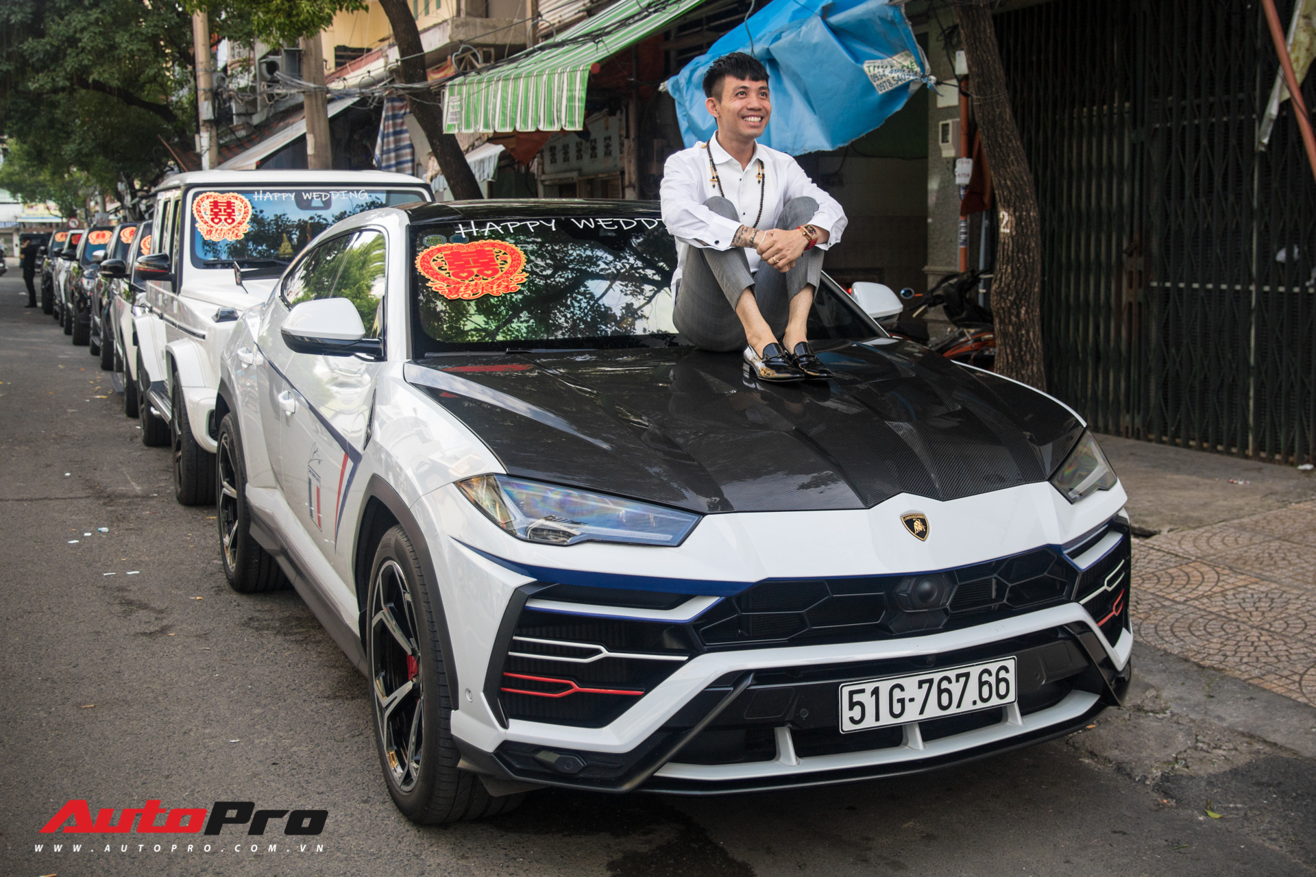 Minh Nhựa ngồi nóc xe Lamborghini Urus dẫn dầu dàn xe hơn 100 tỷ đồng phục vụ đám cưới cô con gái - Ảnh 1. Minh Nhựa ngồi nóc xe Lamborghini Urus dẫn dầu dàn xe hơn 100 tỷ đồng phục vụ đám cưới cô con gái - Ảnh 1.