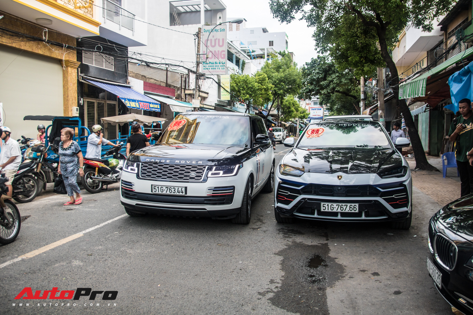 Minh Nhựa ngồi nóc xe Lamborghini Urus dẫn dầu dàn xe hơn 100 tỷ đồng phục vụ đám cưới cô con gái - Ảnh 2. Minh Nhựa ngồi nóc xe Lamborghini Urus dẫn dầu dàn xe hơn 100 tỷ đồng phục vụ đám cưới cô con gái - Ảnh 2.