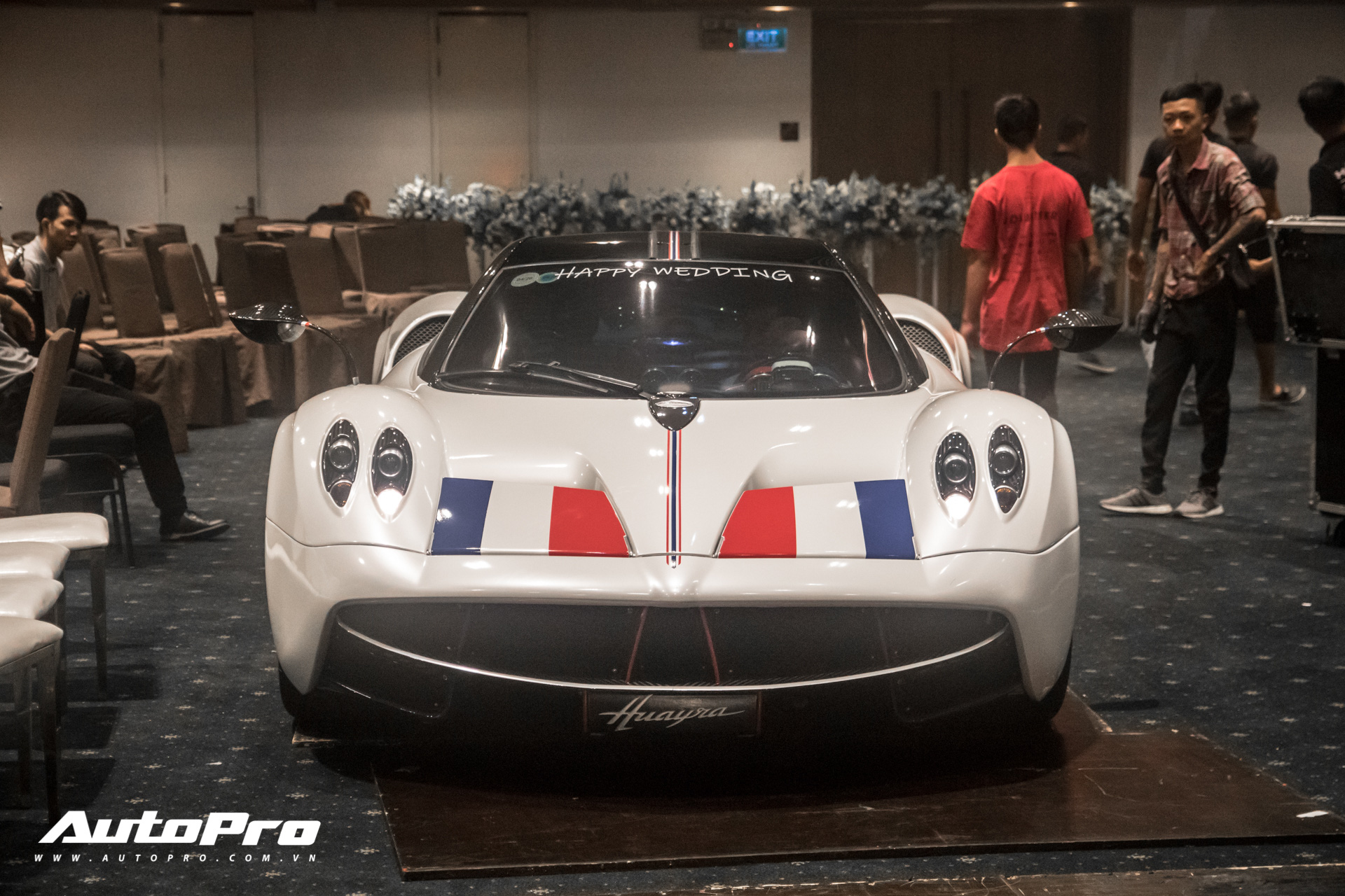 Hơn 1 tiếng chật vật đưa Pagani Huayra giá hơn 80 tỷ đồng ra khỏi lễ cưới con gái Minh Nhựa - Ảnh 9. Hơn 1 tiếng chật vật đưa Pagani Huayra giá hơn 80 tỷ đồng ra khỏi lễ cưới con gái Minh Nhựa - Ảnh 9.
