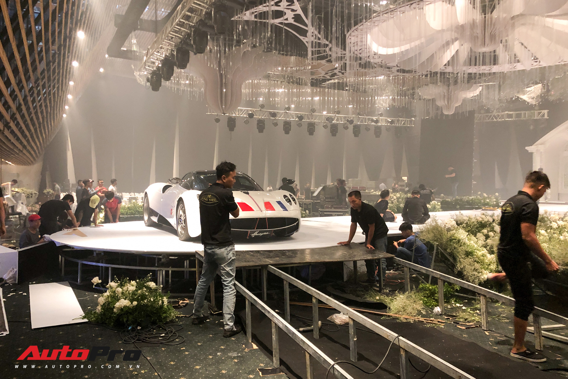 Hơn 1 tiếng chật vật đưa Pagani Huayra giá hơn 80 tỷ đồng ra khỏi lễ cưới con gái Minh Nhựa - Ảnh 4. Hơn 1 tiếng chật vật đưa Pagani Huayra giá hơn 80 tỷ đồng ra khỏi lễ cưới con gái Minh Nhựa - Ảnh 4.