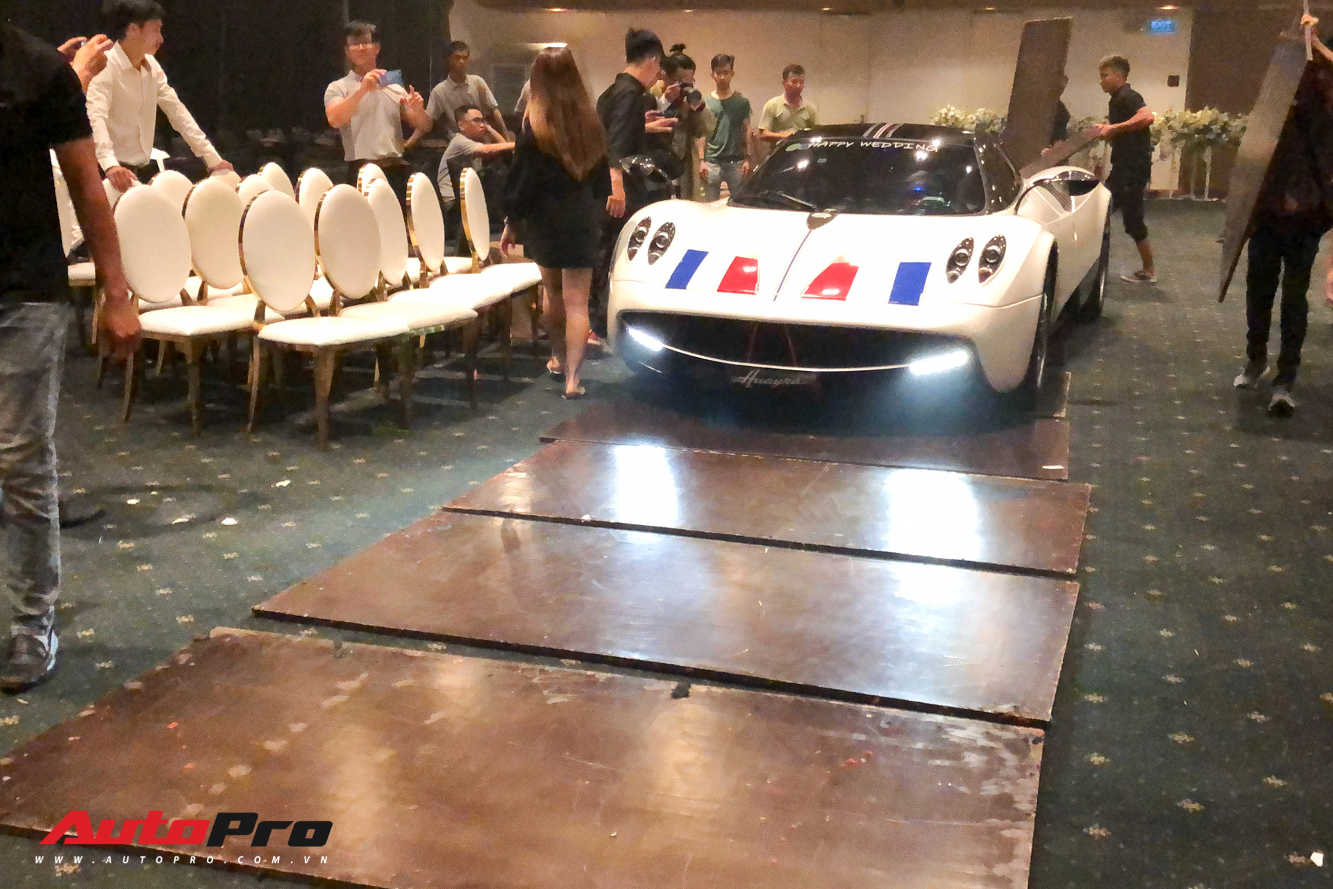 Hơn 1 tiếng chật vật đưa Pagani Huayra giá hơn 80 tỷ đồng ra khỏi lễ cưới con gái Minh Nhựa - Ảnh 8. Hơn 1 tiếng chật vật đưa Pagani Huayra giá hơn 80 tỷ đồng ra khỏi lễ cưới con gái Minh Nhựa - Ảnh 8.