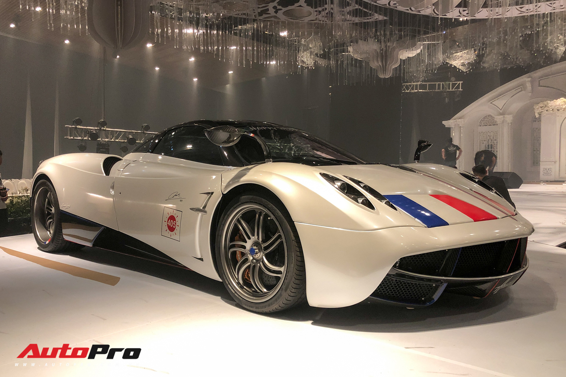 Hơn 1 tiếng chật vật đưa Pagani Huayra giá hơn 80 tỷ đồng ra khỏi lễ cưới con gái Minh Nhựa - Ảnh 3. Hơn 1 tiếng chật vật đưa Pagani Huayra giá hơn 80 tỷ đồng ra khỏi lễ cưới con gái Minh Nhựa - Ảnh 3.