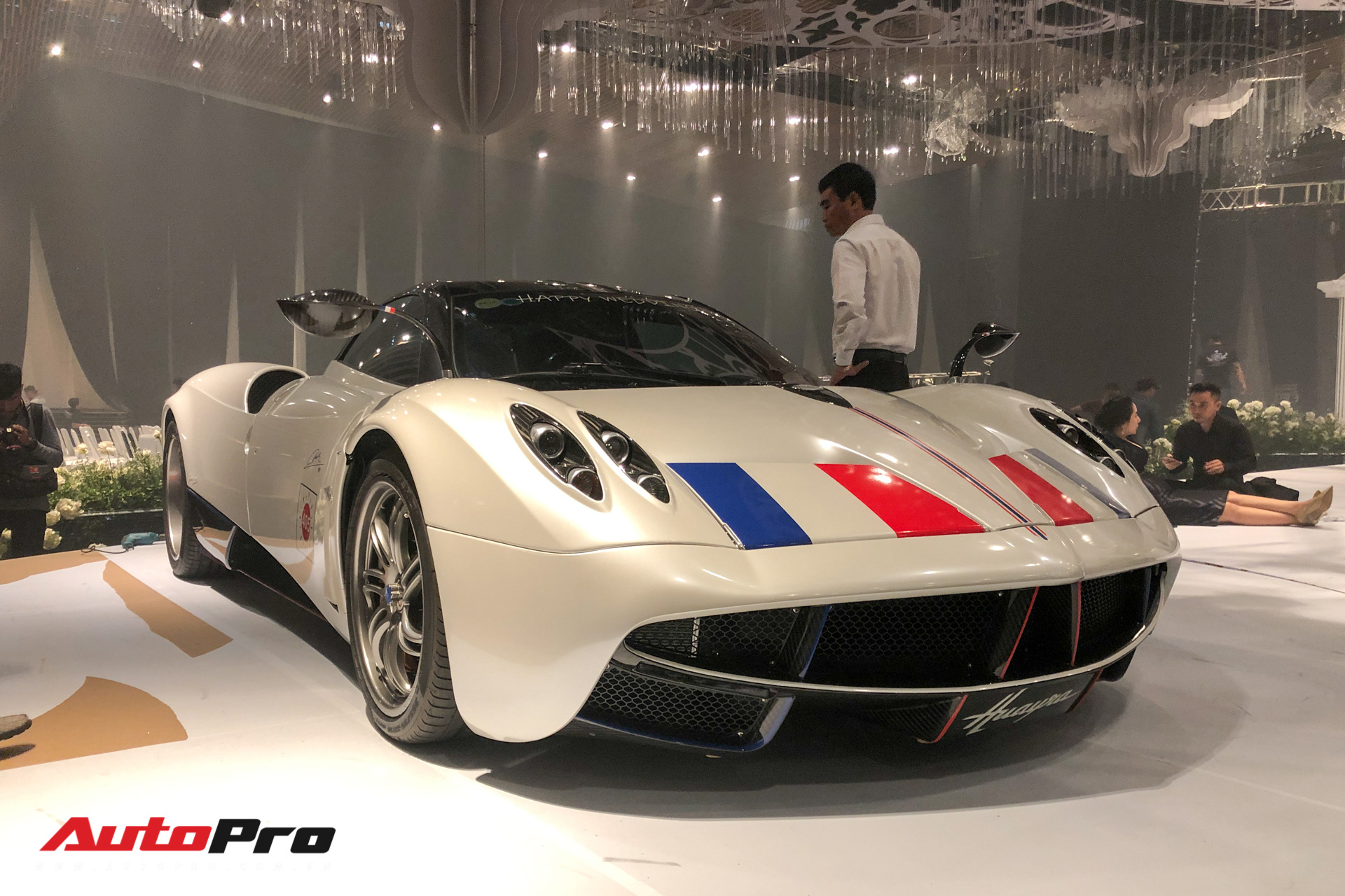 Hơn 1 tiếng chật vật đưa Pagani Huayra giá hơn 80 tỷ đồng ra khỏi lễ cưới con gái Minh Nhựa - Ảnh 2. Hơn 1 tiếng chật vật đưa Pagani Huayra giá hơn 80 tỷ đồng ra khỏi lễ cưới con gái Minh Nhựa - Ảnh 2.