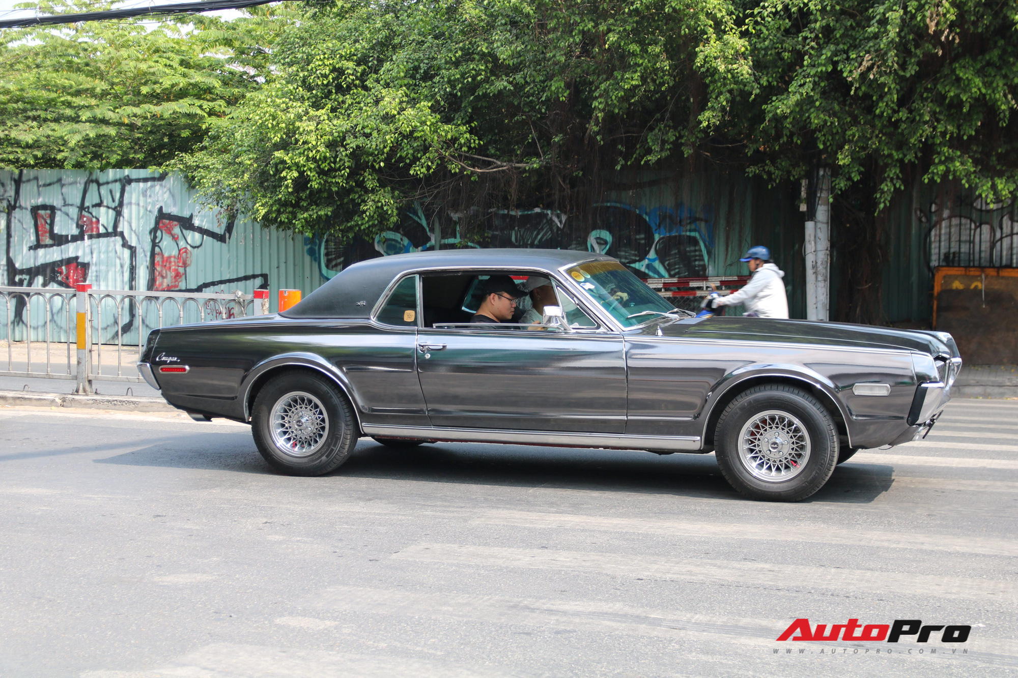 Exclusive look at rapper Binz's vintage car with a unique new appearance - Photo 2. Exclusive look at rapper Binz's vintage car with a unique new appearance - Photo 2.