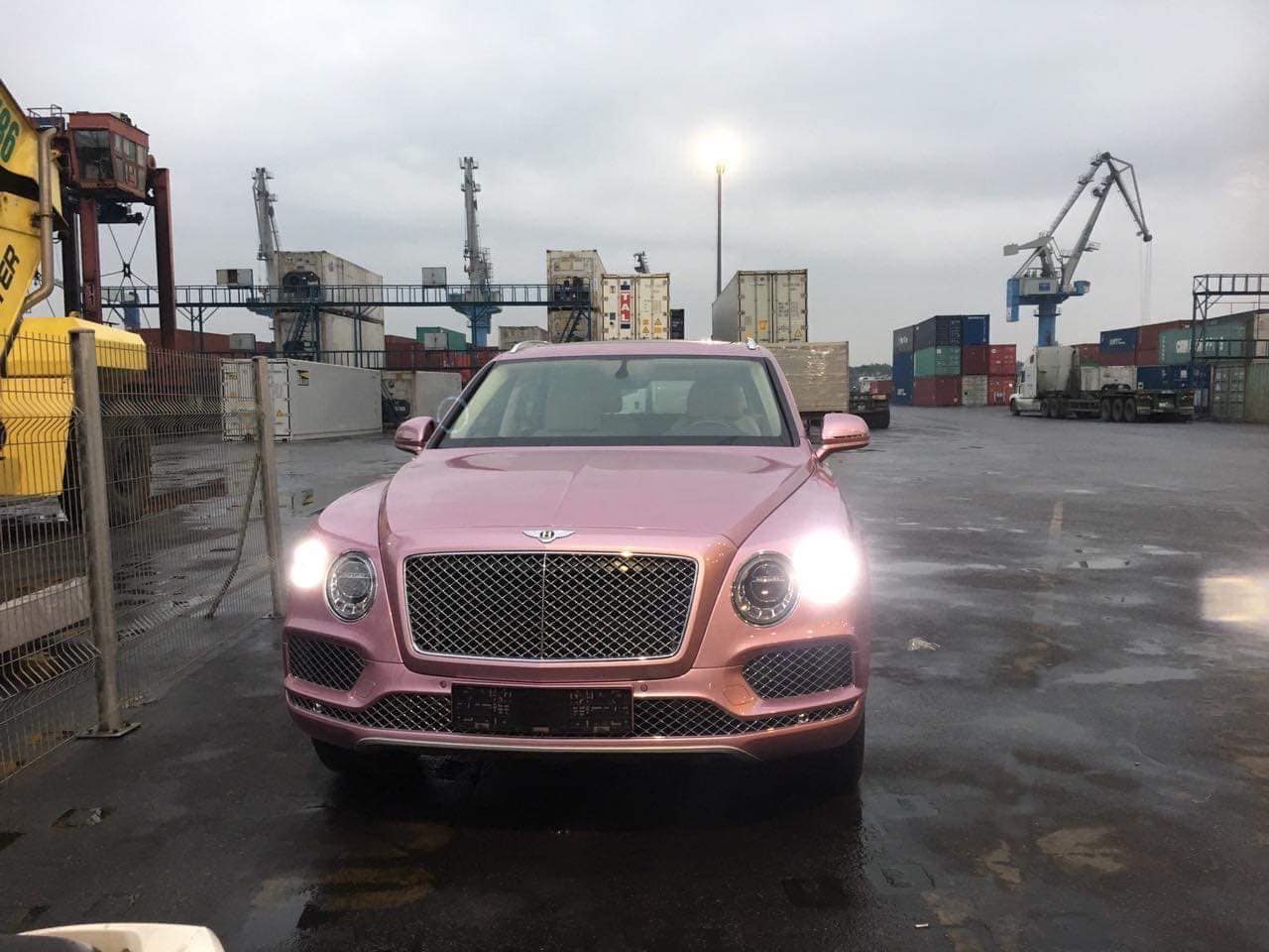 Khui công Bentley Bentayga màu sơn hồng cực nữ tính tại Việt Nam - Ảnh 1. Khui công Bentley Bentayga màu sơn hồng cực nữ tính tại Việt Nam - Ảnh 1.
