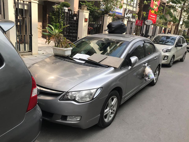 Đỗ ô tô trên đường rồi rời đi, lúc quay lại tài xế tái mặt khi thấy 3 túi quà treo đầy xe - Ảnh 1. Đỗ ô tô trên đường rồi rời đi, lúc quay lại tài xế tái mặt khi thấy 3 túi quà treo đầy xe - Ảnh 1.