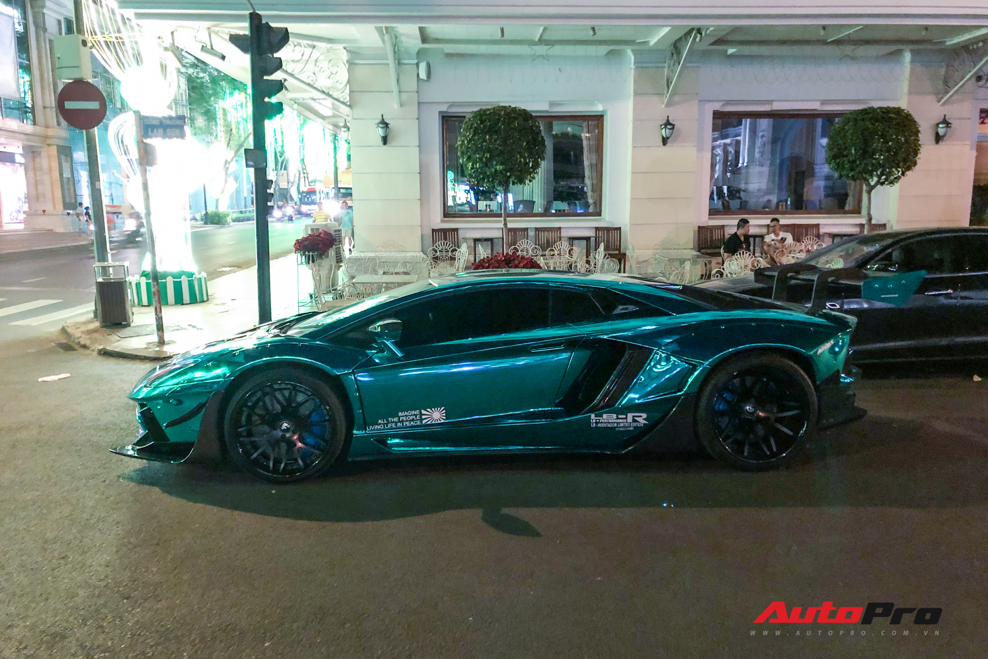 Chưa kịp rao bán trên thị trường xe cũ, Lamborghini Aventador độ Liberty Walk độc nhất Việt Nam đã có chủ nhân mới - Ảnh 4. Chưa kịp rao bán trên thị trường xe cũ, Lamborghini Aventador độ Liberty Walk độc nhất Việt Nam đã có chủ nhân mới - Ảnh 4.