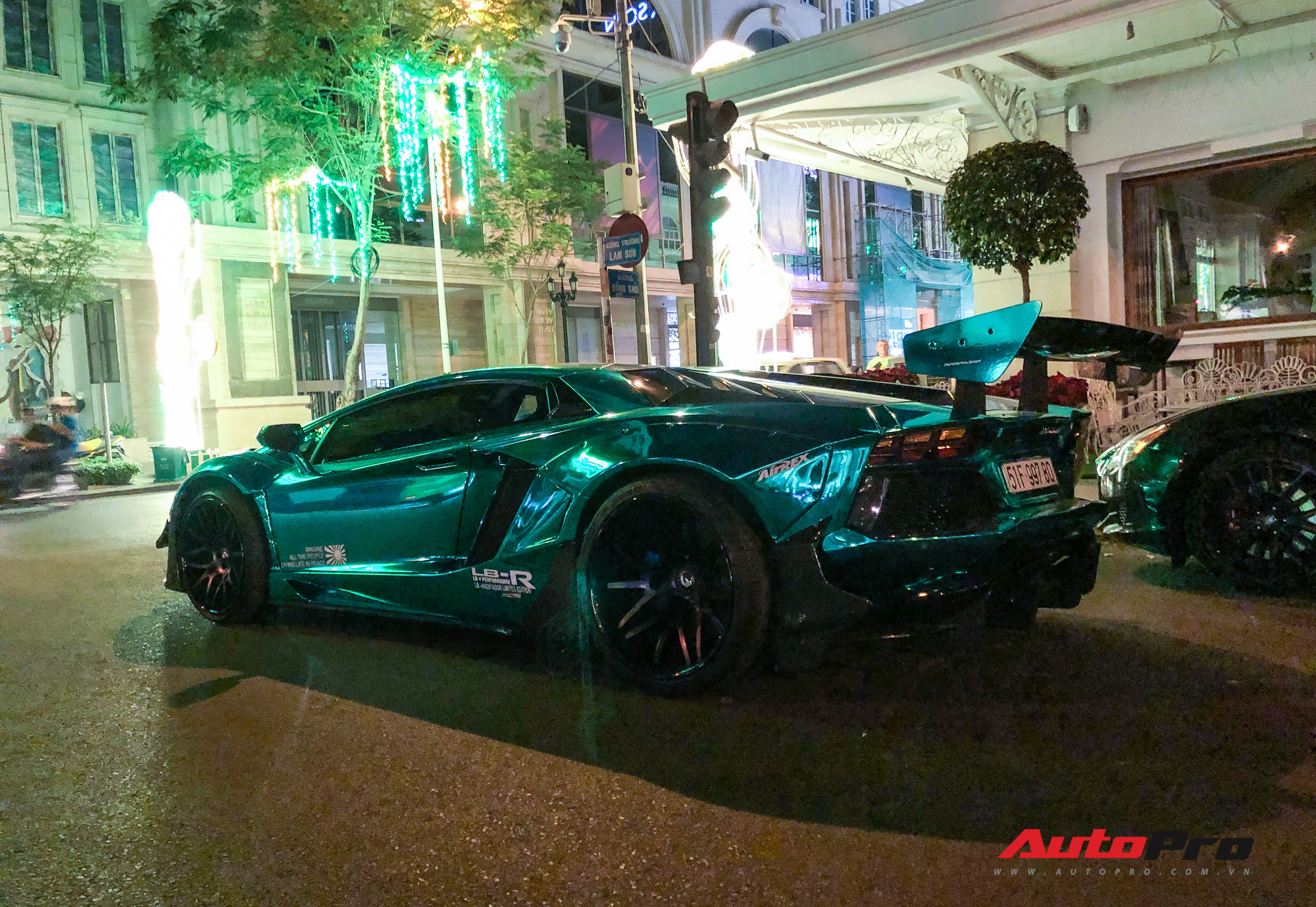 Chưa kịp rao bán trên thị trường xe cũ, Lamborghini Aventador độ Liberty Walk độc nhất Việt Nam đã có chủ nhân mới - Ảnh 5. Chưa kịp rao bán trên thị trường xe cũ, Lamborghini Aventador độ Liberty Walk độc nhất Việt Nam đã có chủ nhân mới - Ảnh 5.