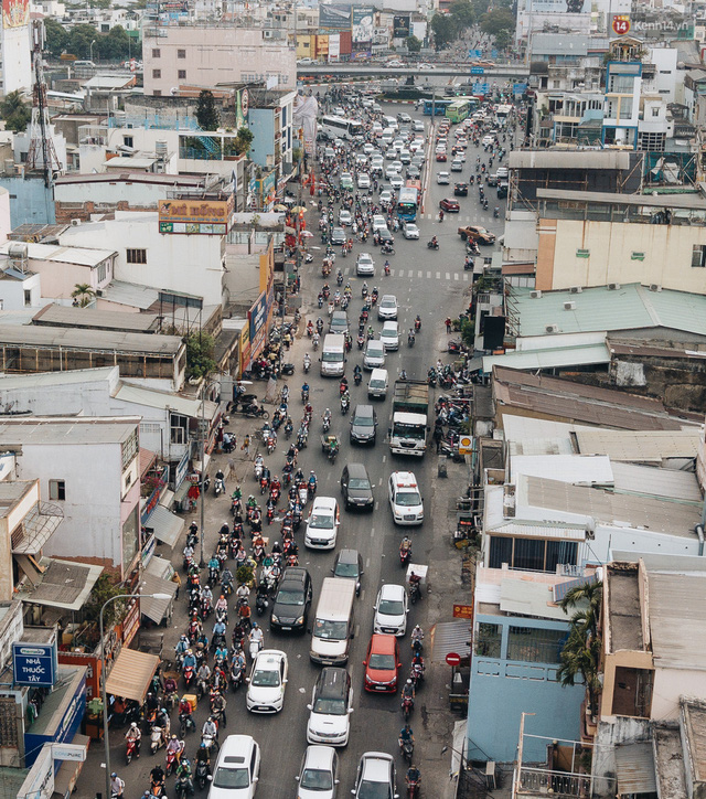 Chùm ảnh Flycam người dân ùn ùn đổ về quê ăn Tết, các ngả đường về bến xe lớn nhất Sài Gòn ùn tắc kinh hoàng - Ảnh 2.