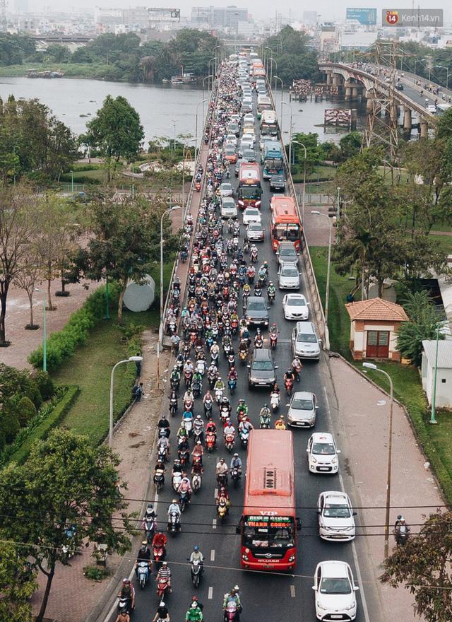 Chùm ảnh Flycam người dân ùn ùn đổ về quê ăn Tết, các ngả đường về bến xe lớn nhất Sài Gòn ùn tắc kinh hoàng - Ảnh 13.