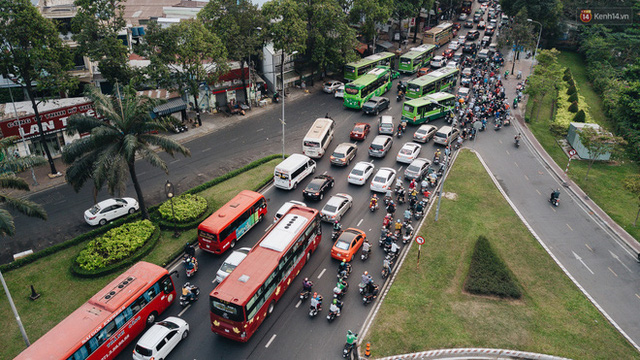Chùm ảnh Flycam người dân ùn ùn đổ về quê ăn Tết, các ngả đường về bến xe lớn nhất Sài Gòn ùn tắc kinh hoàng - Ảnh 14.
