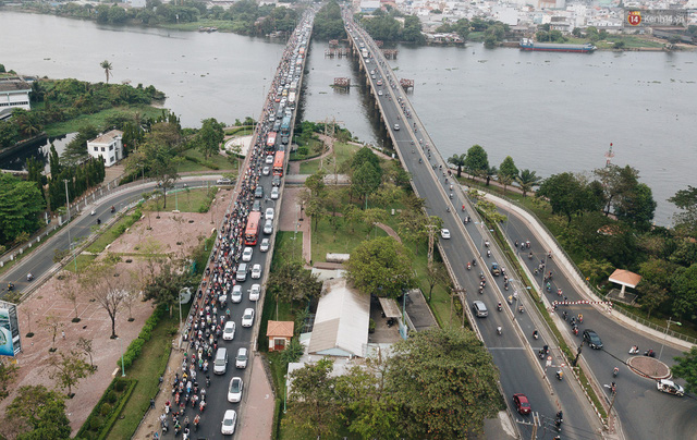 Chùm ảnh Flycam người dân ùn ùn đổ về quê ăn Tết, các ngả đường về bến xe lớn nhất Sài Gòn ùn tắc kinh hoàng - Ảnh 16.