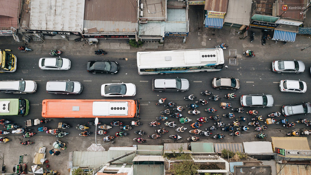 Chùm ảnh Flycam người dân ùn ùn đổ về quê ăn Tết, các ngả đường về bến xe lớn nhất Sài Gòn ùn tắc kinh hoàng - Ảnh 3.
