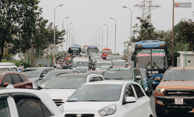 Chùm ảnh Flycam người dân ùn ùn đổ về quê ăn Tết, các ngả đường về bến xe lớn nhất Sài Gòn ùn tắc kinh hoàng - Ảnh 21.
