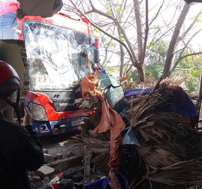 Tránh đàn bò, xe giường nằm mất lái lao vào đâm sập nhà dân - Ảnh 1. Tránh đàn bò, xe giường nằm mất lái lao vào đâm sập nhà dân - Ảnh 1.