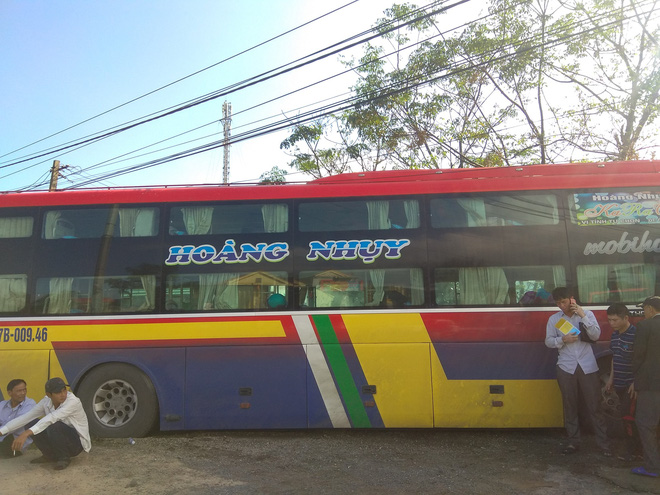 Tránh đàn bò, xe giường nằm mất lái lao vào đâm sập nhà dân - Ảnh 3. Tránh đàn bò, xe giường nằm mất lái lao vào đâm sập nhà dân - Ảnh 3.