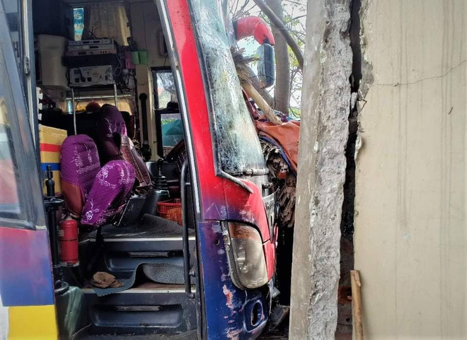 Tránh đàn bò, xe giường nằm mất lái lao vào đâm sập nhà dân - Ảnh 4. Tránh đàn bò, xe giường nằm mất lái lao vào đâm sập nhà dân - Ảnh 4.