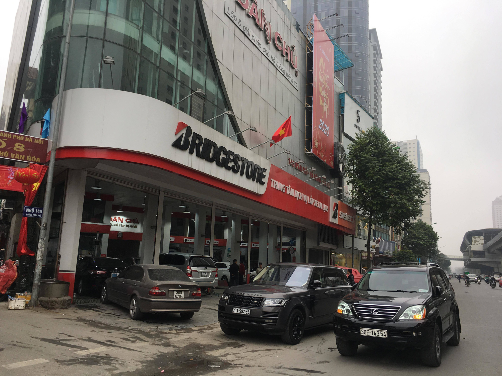 Cận Tết đi bảo dưỡng xe, gara hét giá cao ngất ngưởng - Ảnh 1. Cận Tết đi bảo dưỡng xe, gara hét giá cao ngất ngưởng - Ảnh 1.