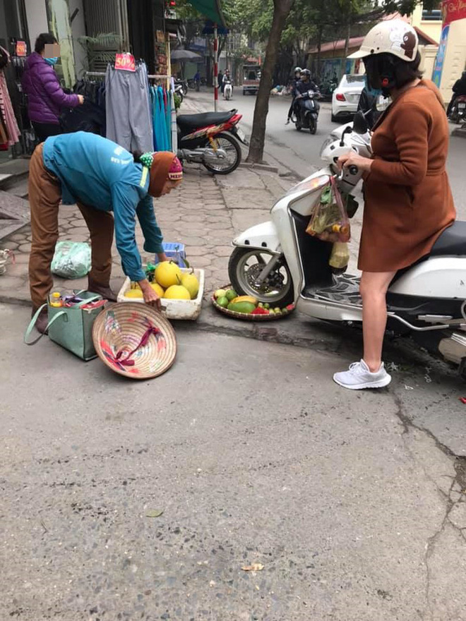 Bức xúc người phụ nữ cán nát mẹt hoa quả của cô bán hàng rong vì ngồi chắn cửa - Ảnh 2. Bức xúc người phụ nữ cán nát mẹt hoa quả của cô bán hàng rong vì ngồi chắn cửa - Ảnh 2.