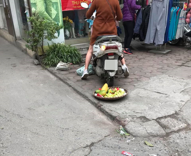 Bức xúc người phụ nữ cán nát mẹt hoa quả của cô bán hàng rong vì ngồi chắn cửa - Ảnh 3. Bức xúc người phụ nữ cán nát mẹt hoa quả của cô bán hàng rong vì ngồi chắn cửa - Ảnh 3.