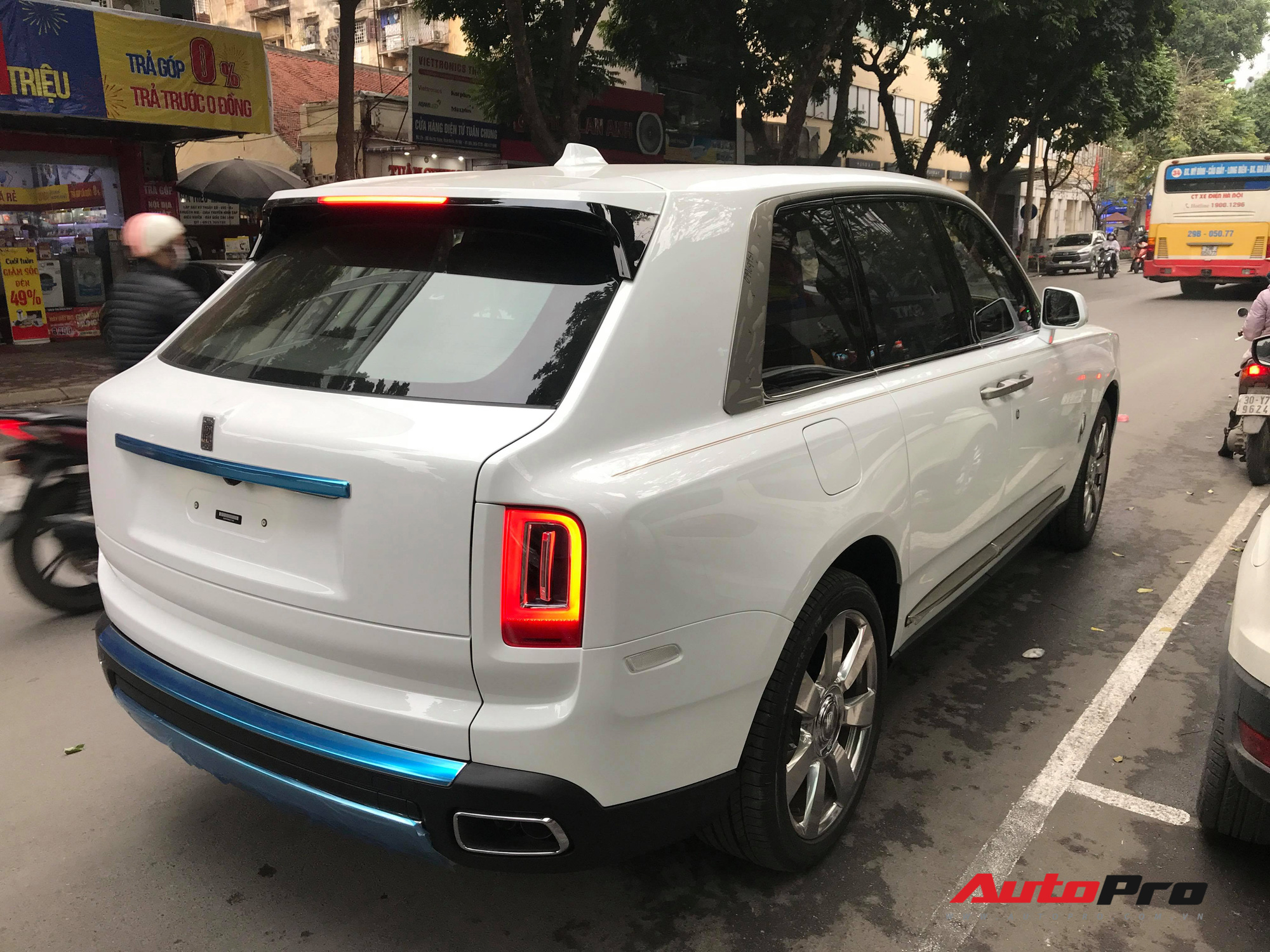 Bắt gặp Rolls-Royce Cullinan chính hãng đầu tiên tại Việt Nam - Ảnh 6.