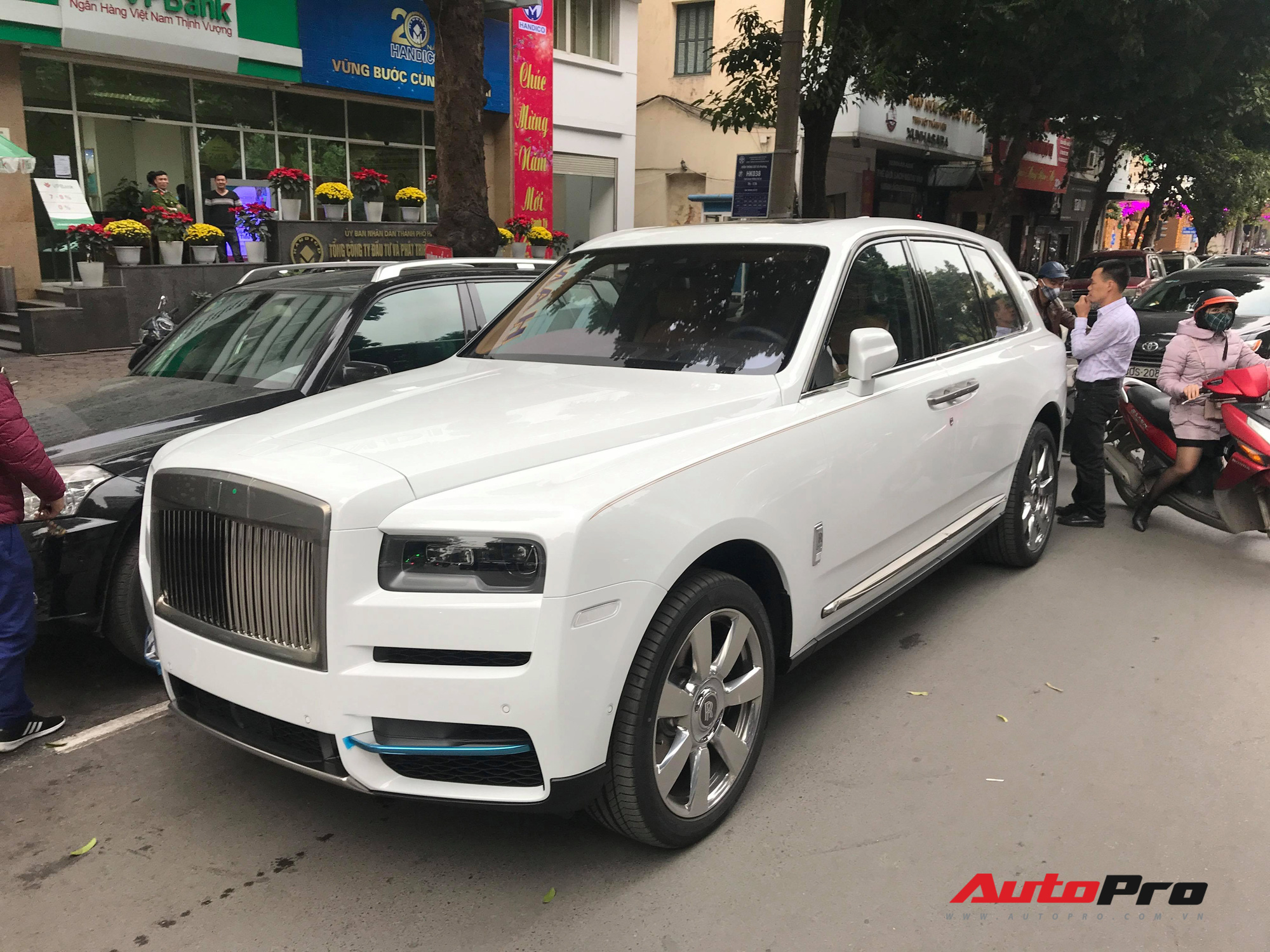 Cận cảnh RollsRoyce Phantom Series II EWB trắng đầu tiên tại Việt Nam