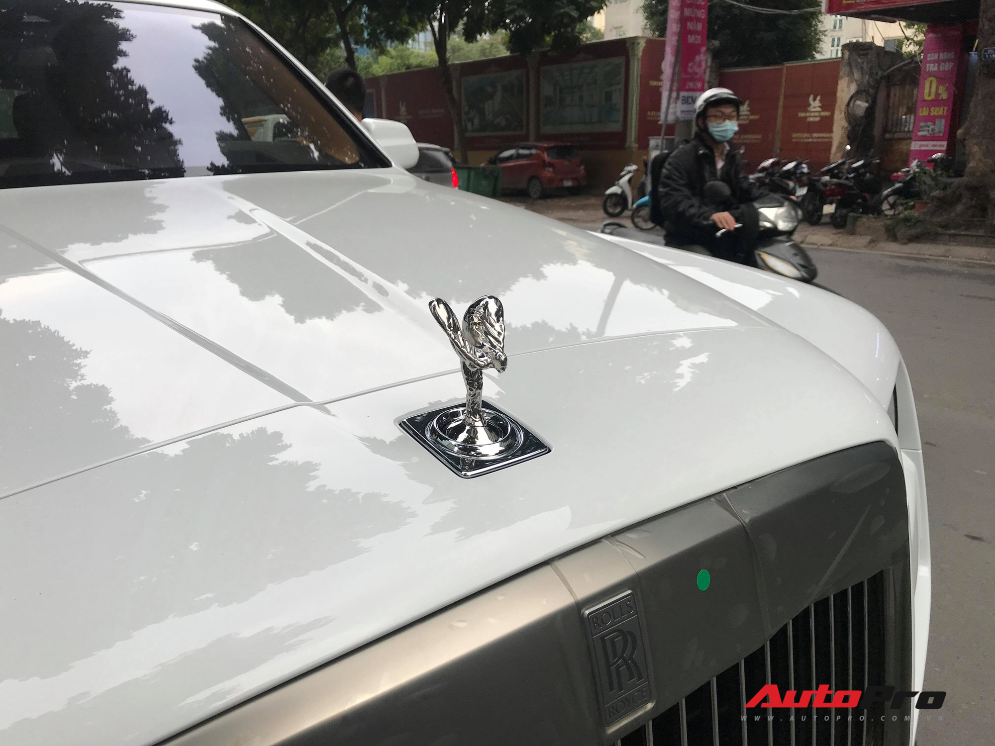Bắt gặp Rolls-Royce Cullinan chính hãng đầu tiên tại Việt Nam - Ảnh 5.