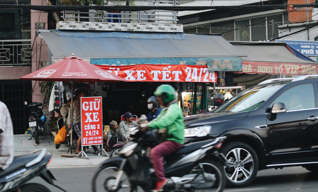 Dịch vụ giữ xe máy xuyên Tết cho người dân rời Sài Gòn về quê hốt tiền triệu mỗi ngày - Ảnh 1.