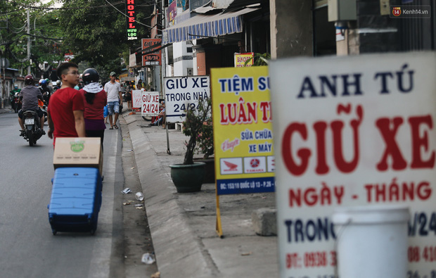 Dịch vụ giữ xe máy xuyên Tết cho người dân rời Sài Gòn về quê hốt tiền triệu mỗi ngày - Ảnh 4.