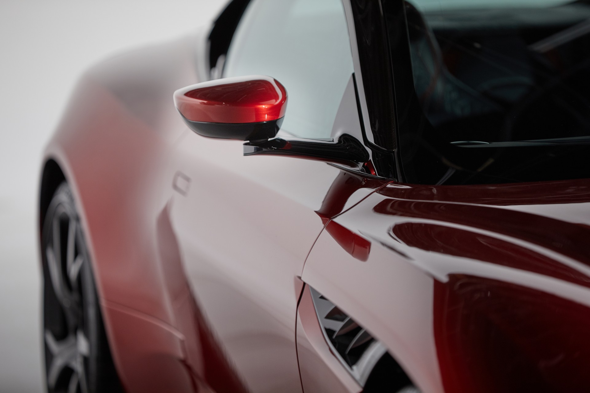 Aston Martin ra lò gương chiếu hậu thông minh mới: Tầm nhìn trước và 2 bên thu về hết 1 màn hình, không có điểm mù - Ảnh 3.