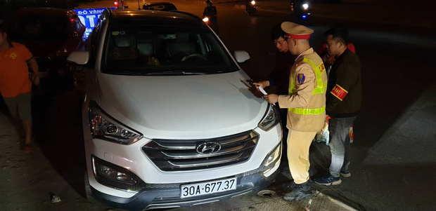 Hà Nội: Lao thẳng vào chốt 141, tài xế say xỉn bị phạt 40 triệu đồng và tước giấy phép lái xe 23 tháng - Ảnh 1.