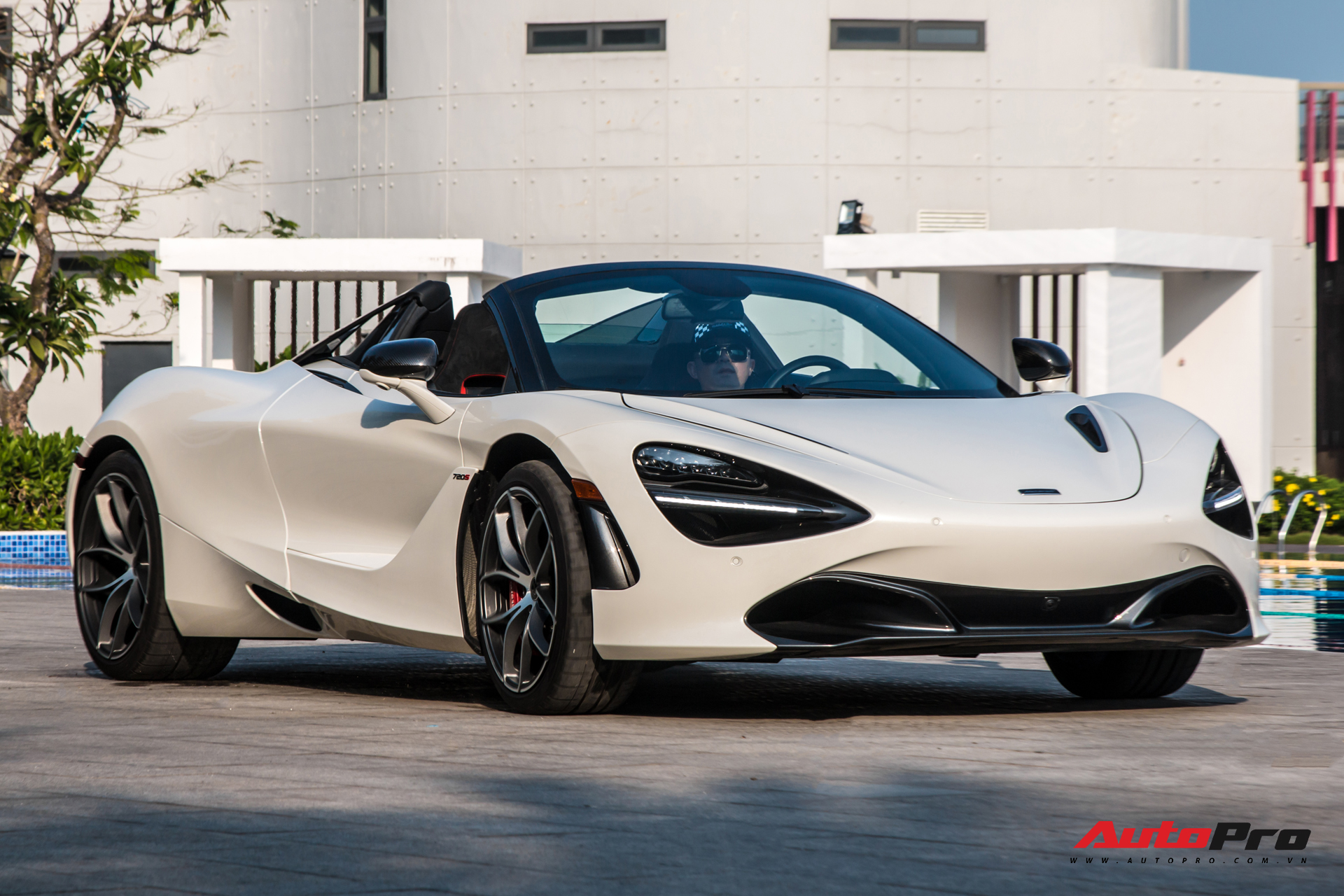 McLaren 720S Spider đầu tiên Việt Nam cập bến Đà Nẵng, nằm chung garage với một chiếc đặc biệt không kém - Ảnh 2.