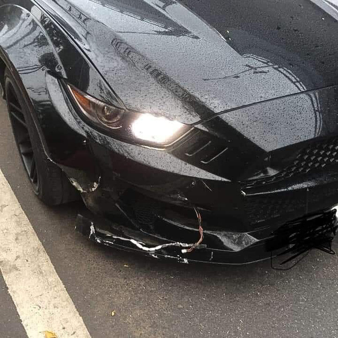 Xôn xao câu chuyện bị xe máy vượt đèn đỏ tông vỡ đầu xế sang Ford Mustang, tài xế hỏi đúng 1 câu khiến tất cả nể phục - Ảnh 2. Xôn xao câu chuyện bị xe máy vượt đèn đỏ tông vỡ đầu xế sang Ford Mustang, tài xế hỏi đúng 1 câu khiến tất cả nể phục - Ảnh 2.